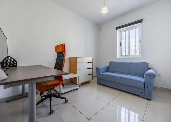 Cosy 2Br Sunlit Penthouse With Large Front Terrace - Close To St Julian\'S, Sliema, & Valletta