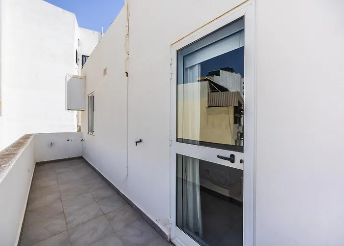 Cosy 2Br Sunlit Penthouse With Large Front Terrace - Close To St Julian\'S, Sliema, & Valletta