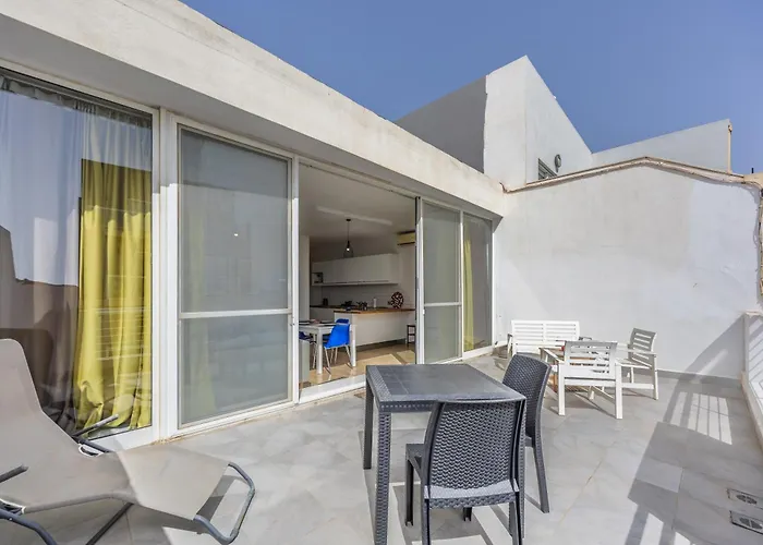 Cosy 2Br Sunlit Penthouse With Large Front Terrace - Close To St Julian\'S, Sliema, & Valletta