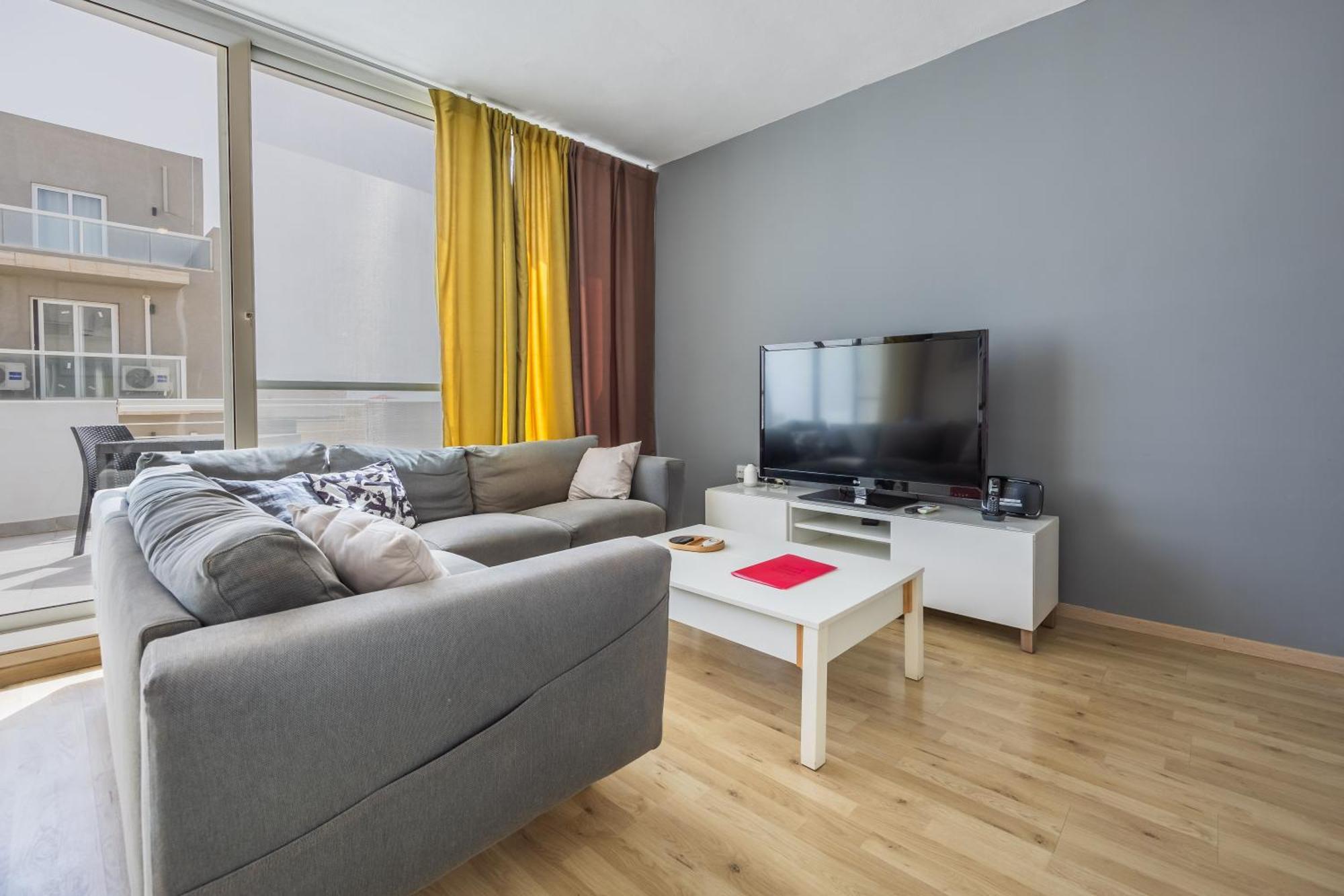 Cosy 2br Sunlit Penthouse With Large Front Terrace - Close To St Julian's, Sliema, & Valletta Apartment *