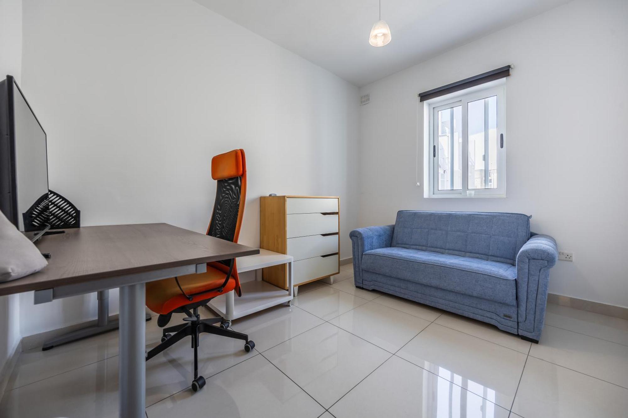Apartment Cosy 2br Sunlit Penthouse With Large Front Terrace - Close To St Julian's, Sliema, & Valletta *