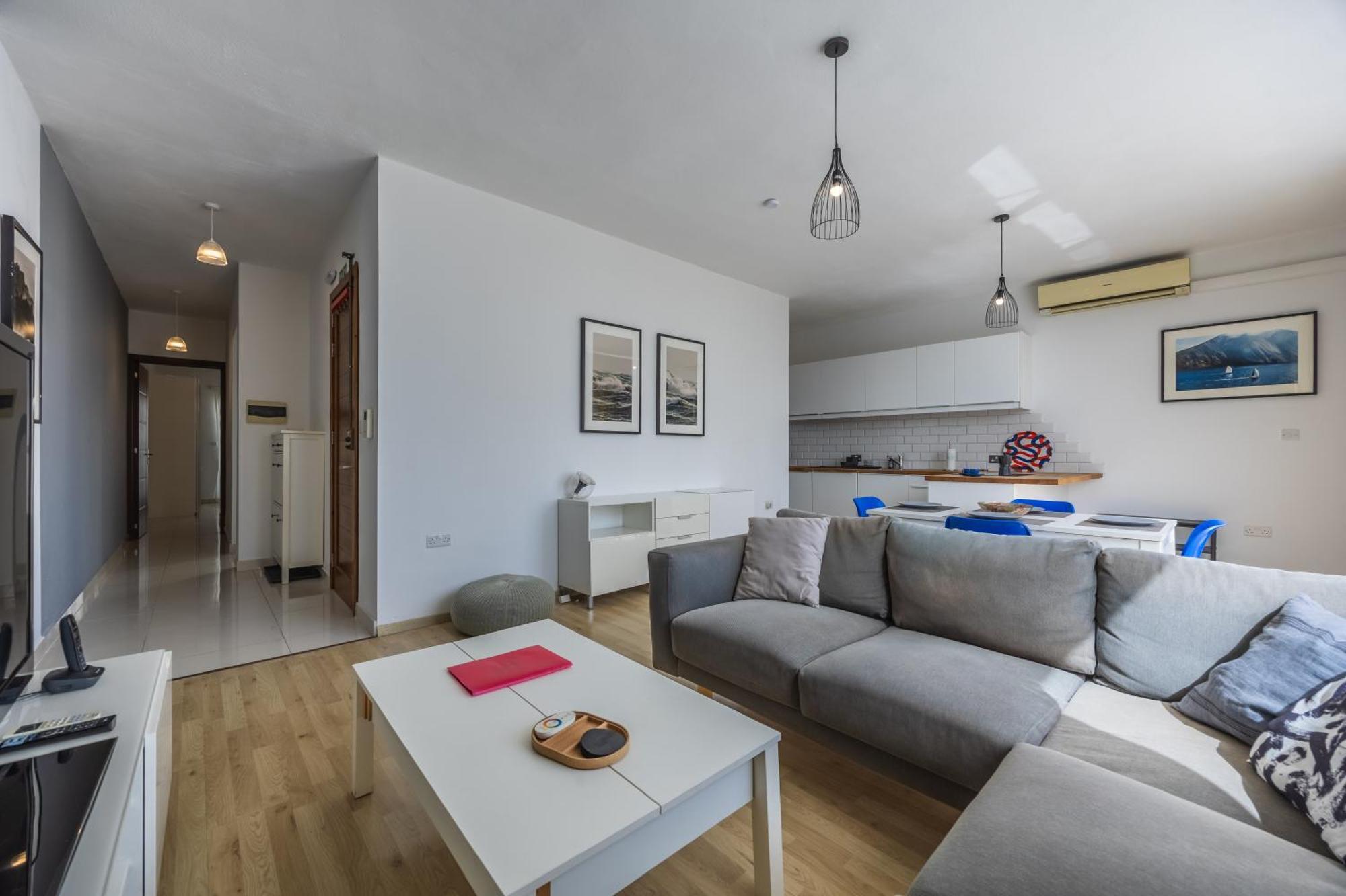 Cosy 2br Sunlit Penthouse With Large Front Terrace - Close To St Julian's, Sliema, & Valletta