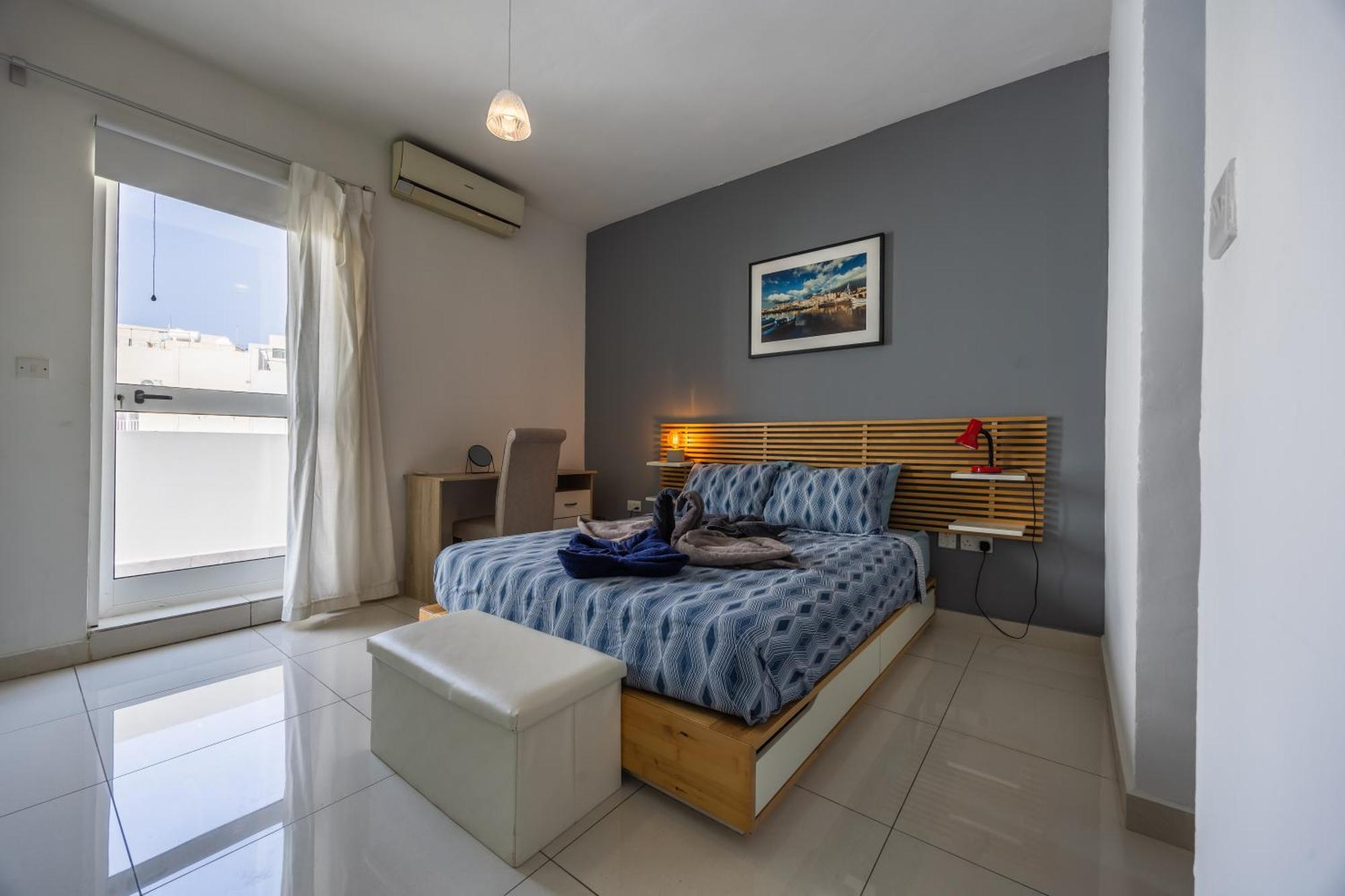 Cosy 2br Sunlit Penthouse With Large Front Terrace - Close To St Julian's, Sliema, & Valletta Apartment