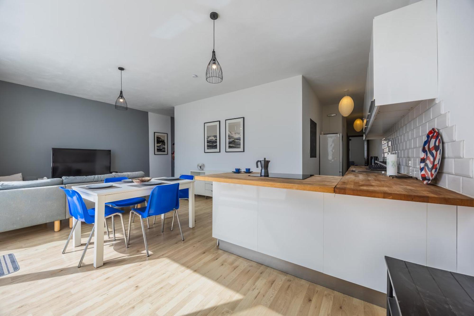 Apartment Cosy 2br Sunlit Penthouse With Large Front Terrace - Close To St Julian's, Sliema, & Valletta *