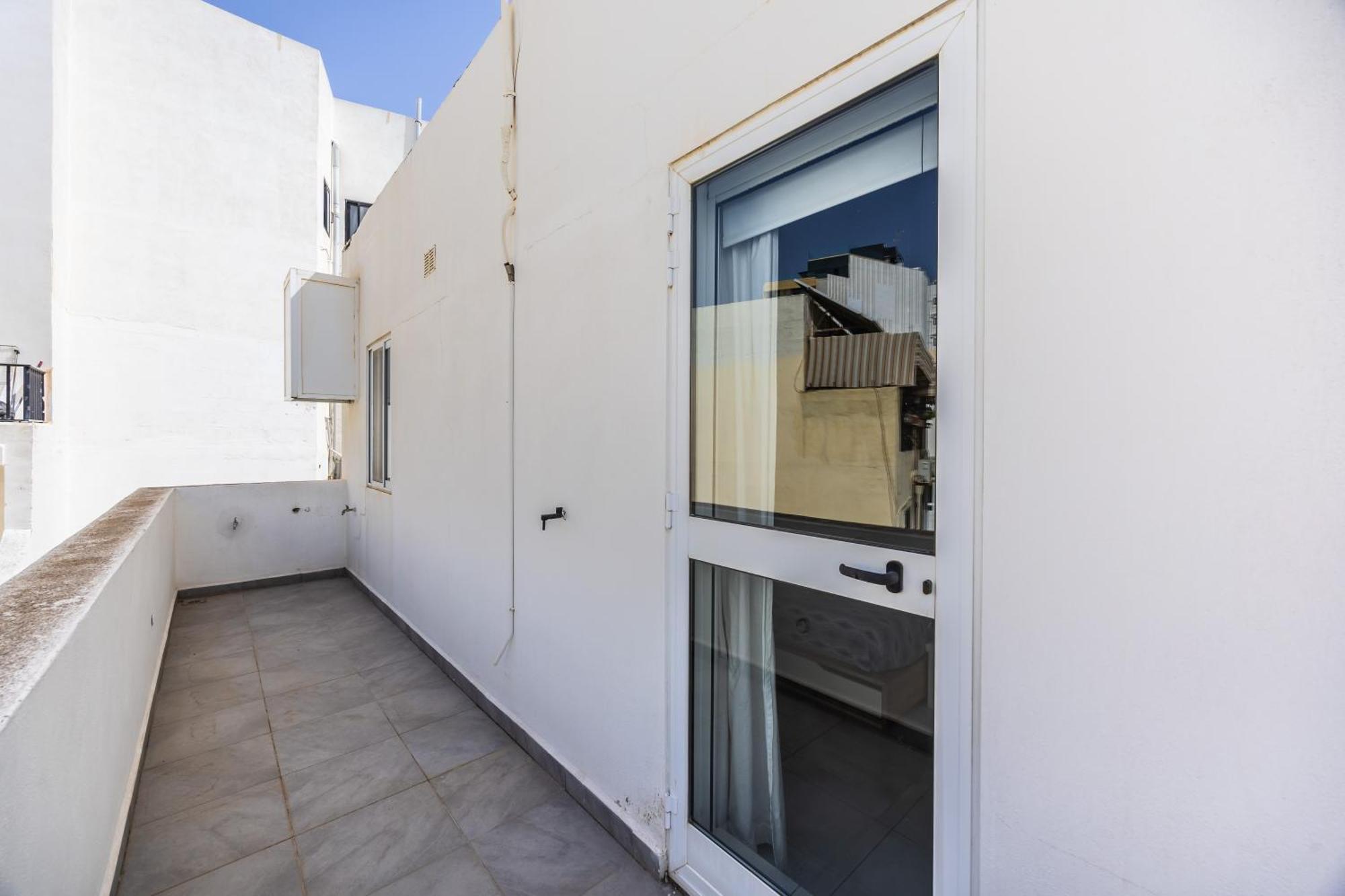 Cosy 2br Sunlit Penthouse With Large Front Terrace - Close To St Julian's, Sliema, & Valletta Apartment *