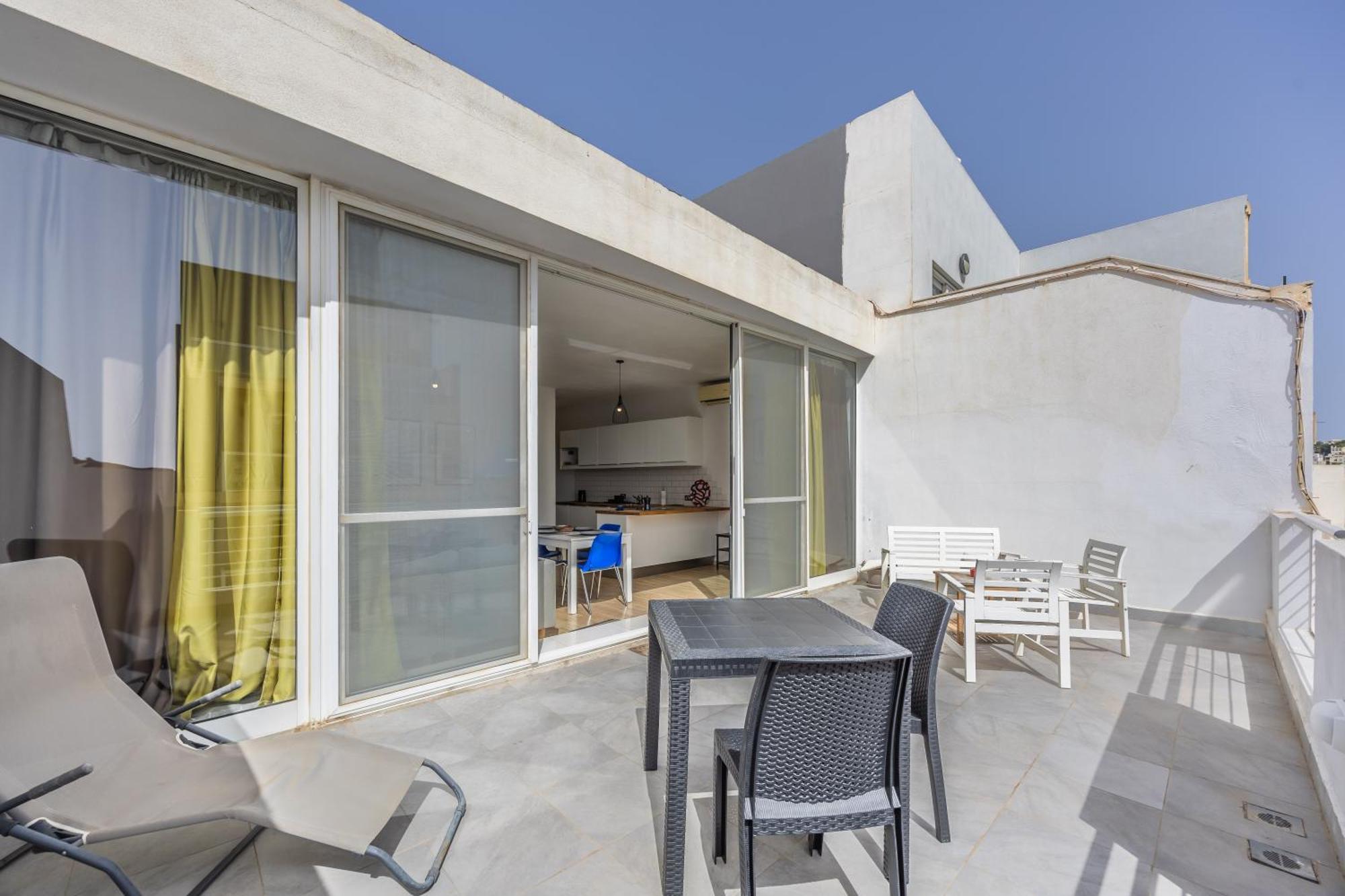 Cosy 2br Sunlit Penthouse With Large Front Terrace - Close To St Julian's, Sliema, & Valletta