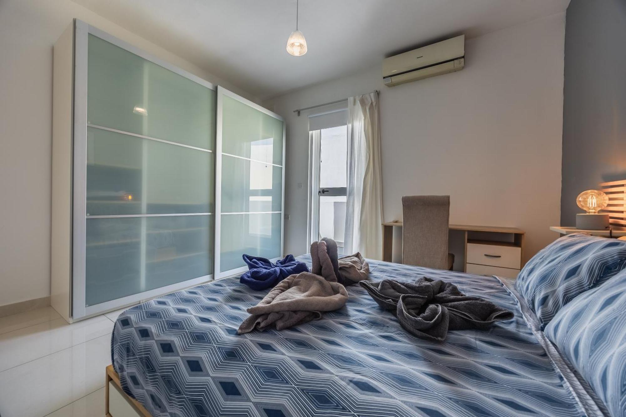 Cosy 2br Sunlit Penthouse With Large Front Terrace - Close To St Julian's, Sliema, & Valletta * Msida